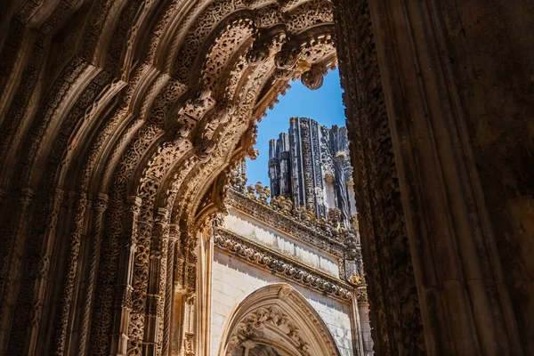 バタハ修道院 ポルトガル 未完成の礼拝堂 畏敬の念の入り口のポータルの詳細なビューは 約15メートルの高さと完全に刻まれ Mateusフェルナンデスの方向の下で実行し 16世紀初頭に完了 — ストック写真