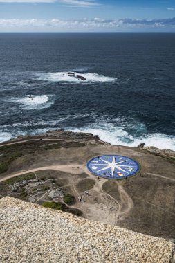 Torre de Herkül 'den gelen hava manzarası kayalık sahil şeridinde, açık bir gökyüzü altında Kuzey Atlantik Okyanusu' nun dalgalarını kıran büyük pusula mozaiğini gösteriyor..