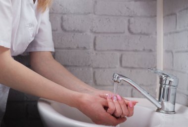 Ellerini yıkama lavabo görevlisi Corona virüsü salgını için el hijyeni sıklıkla 30 saniye boyunca ellerini yıkama önlemi. Koronavirüsü, hijyen ve koronavirüsün yayılmasını önler..