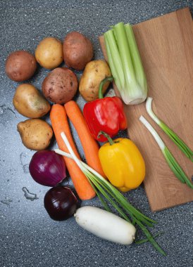 Pişirmek için taze sebze.