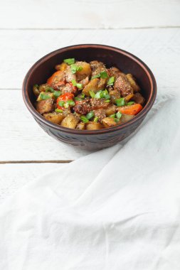 Hafif ahşap arka planda toprakta baharatlı sebzeler. Yukarıdan görüntüle.