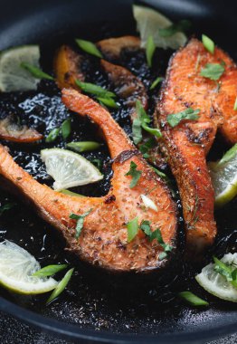 Limonlu, baharatlı ve limonlu ızgara somon bifteği, yakın plan. Lezzetli pişmiş somon filetosu..