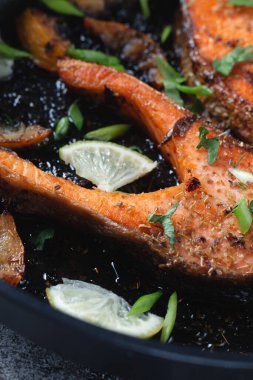 Limonlu, baharatlı ve limonlu ızgara somon bifteği, yakın plan. Lezzetli pişmiş somon filetosu..