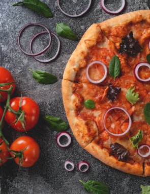 Geleneksel İtalyan biberli pizza soğanlı, otlu, domatesli ve peynirli.
