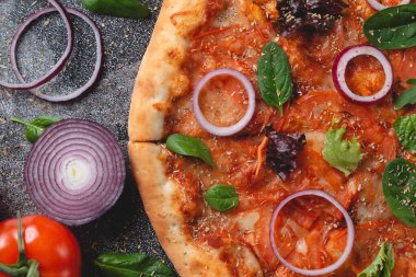 Geleneksel İtalyan biberli pizza soğanlı, otlu, domatesli ve peynirli.