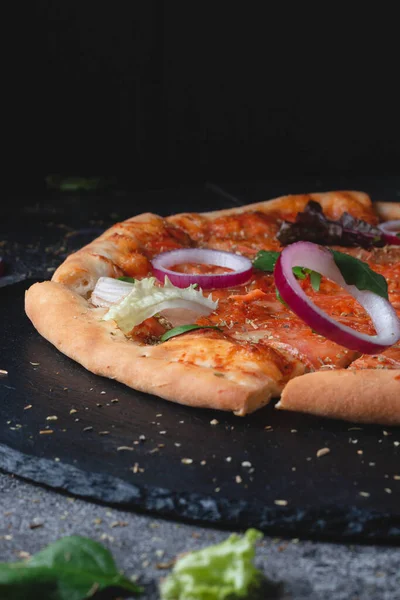 Tradiční Italská Papriková Pizza Cibulí Bylinkami Rajčaty Sýrem Tmavém Břidlicovém Stock Obrázky
