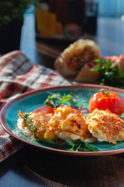 Restoranda fırında tavuk göğsü.