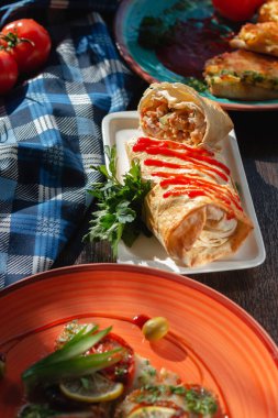 Shawarma ve sos büfede.