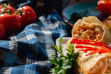 Shawarma ve sos büfede.