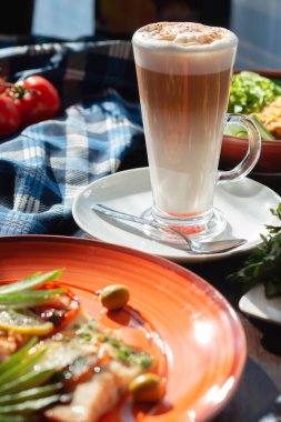 Büfede bir bardak kapuçino.