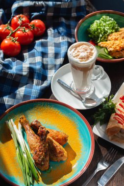 Kızarmış tavuk budu, yeşil soğan ve baharat harika bir düzenleme. 