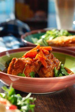 Etli gulaş soslu (et ve sebze), havuçlu ve kişniş soslu iştah açıcı et. 