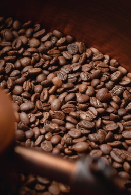 Kahve üretimi. Kavrulmuş dönen soğutucu profesyonel makineler ve taze kahverengi kahve çekirdekleri.