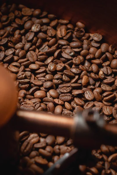 Kahve üretimi. Kavrulmuş dönen soğutucu profesyonel makineler ve taze kahverengi kahve çekirdekleri.