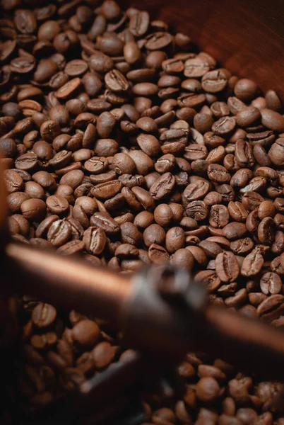 Kahve üretimi. Kavrulmuş dönen soğutucu profesyonel makineler ve taze kahverengi kahve çekirdekleri.