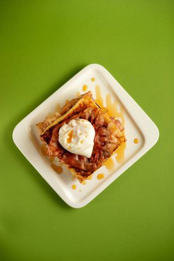 Nefis bir kahvaltı. Yeşil arka planda çırpılmış yumurta.