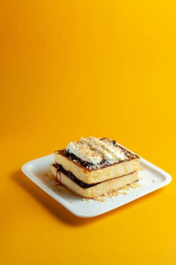 Nefis bir kahvaltı. Sarı arka planda çırpılmış yumurta.