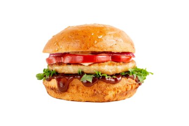 Beyaz izole edilmiş arka planda yeşil biberli lezzetli bir burger. Peynirli ve iki köfteli leziz sağlıksız burger. Fast food, sağlıksız gıda konsepti