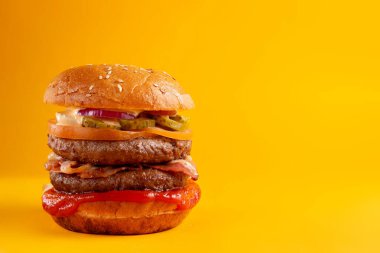 Mantarlı ve salatalıklı leziz bir taze hamburger..