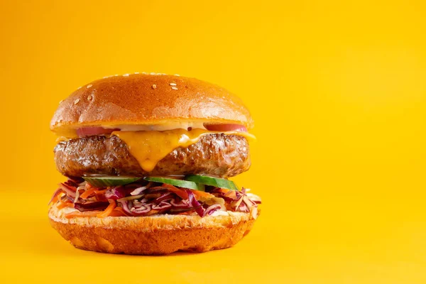 Lahodný Burger Izolovaný Žlutém Pozadí Chutné Čerstvé Nezdravé Hamburgery Sýrem Royalty Free Stock Obrázky