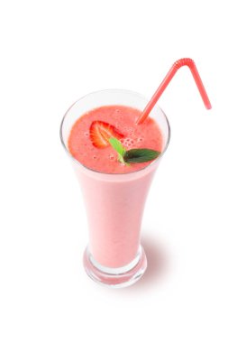 Böğürtlenlerle süslenmiş taze çilekli milkshake ve beyaz izole edilmiş arkaplanda nane şekeri, sağlıklı kahvaltı, diyet ve iyi beslenme kavramı.. 