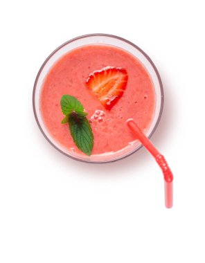 Böğürtlenlerle süslenmiş taze çilekli milkshake ve beyaz izole edilmiş arkaplanda nane şekeri, sağlıklı kahvaltı, diyet ve iyi beslenme kavramı.. 