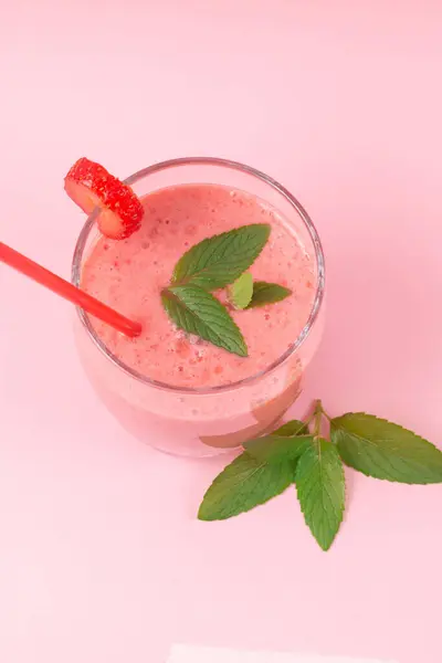 Клубничный Молочный Коктейль Мятой Розовом Фоне Здоровое Питание Завтрак Закуски — стоковое фото