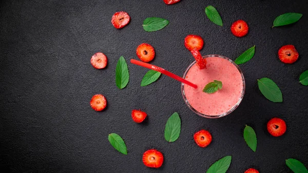 Batido Fresa Con Menta Vaso Sobre Fondo Piedra Oscura Comer —  Fotos de Stock