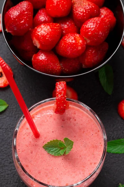 Erdbeer Milchshake Mit Pfefferminze Glas Auf Dunklem Steingrund Gesunde Ernährung — Stockfoto