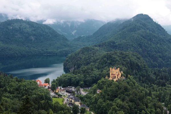 Bavyera Alpleri manzara, yeşil ormanlar ve Hohenschwangau Castle