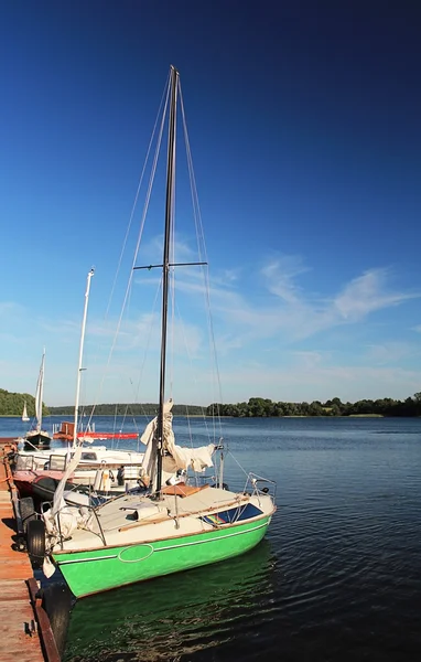 Yacht moored to the shore — Stock Photo, Image