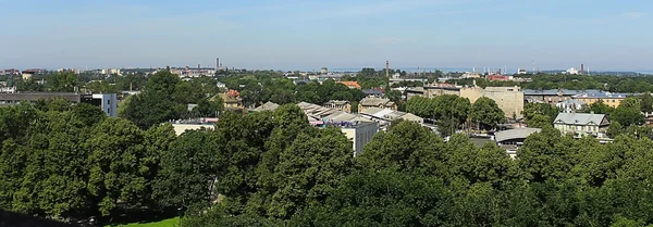 Deniz kıyısı ile şehir panoraması — Stok fotoğraf