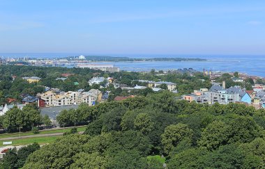 Deniz kıyısı ile şehir panoraması
