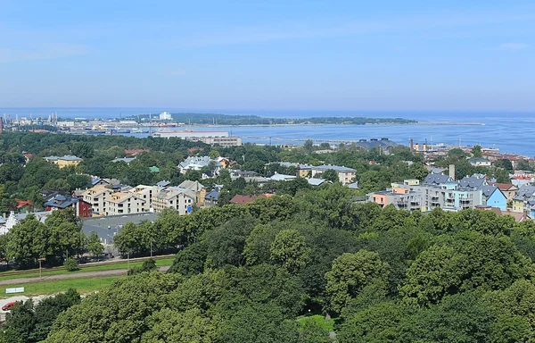 Панорама міста з берега моря — стокове фото