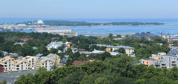 Panorama de la ciudad con la costa del mar —  Fotos de Stock