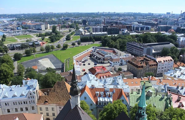 Deniz kıyısı ile şehir panoraması