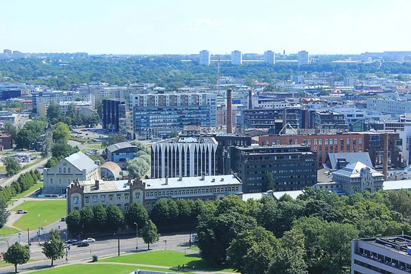 Deniz kıyısı ile şehir panoraması