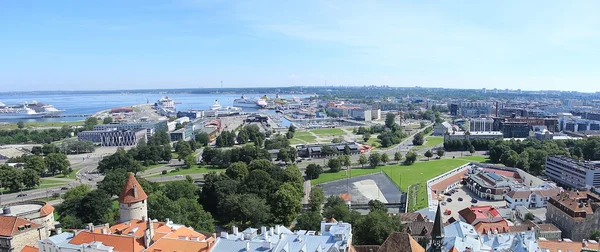 Панорама города с морским побережьем — стоковое фото