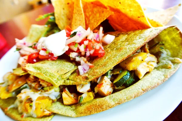 健康的なメキシコ料理やチキンのタコス — ストック写真