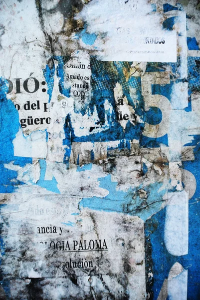 Willekeurige achtergrond collage textuur papier op geërodeerde muur — Stockfoto