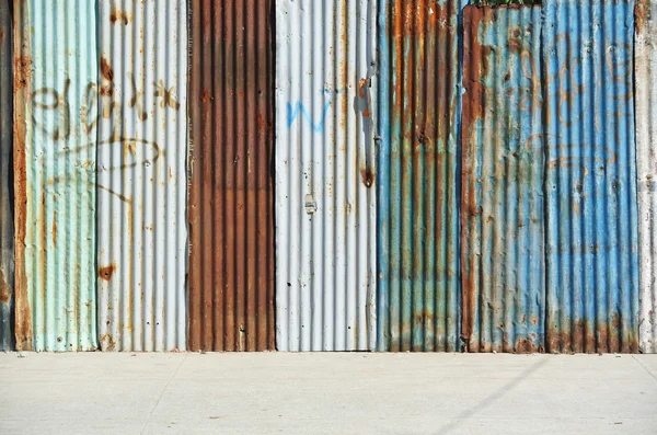 Textura metálica de la pared de estaño corrugado — Foto de Stock