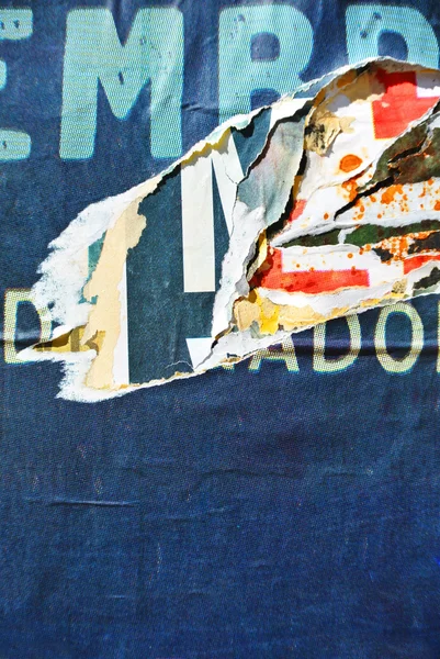 Willekeurige achtergrond collage papier textuur op geërodeerde muur — Stockfoto
