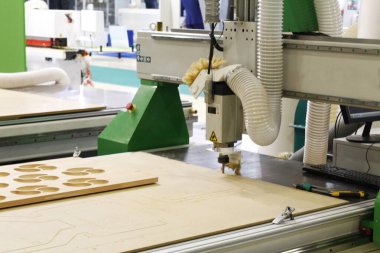 Cnc değirmen makinesi. İşleme ve oyma kurulumu. Cnc marangozluk makinesi. Parçaların yüzeylerinin yüksek kalitede işlenmesi ve oyulması için makine.