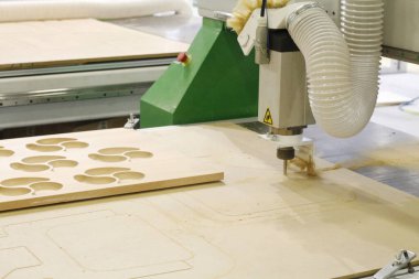 Cnc değirmen makinesi. İşleme ve oyma kurulumu. Cnc marangozluk makinesi. Parçaların yüzeylerinin yüksek kalitede işlenmesi ve oyulması için makine.
