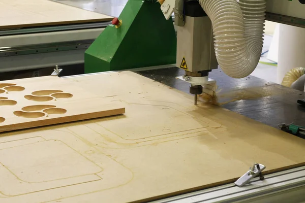 Cnc frezeleme makinesi. Parçaların yüksek kaliteli frezeleme ve gravür yüzeyleri için makine. Frezeleme ve Gravür Makinesi.