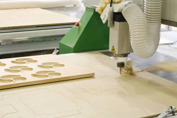 Cnc değirmen makinesi. İşleme ve oyma kurulumu. Cnc marangozluk makinesi. Parçaların yüzeylerinin yüksek kalitede işlenmesi ve oyulması için makine.