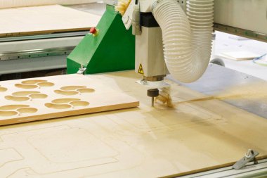 Cnc değirmen makinesi. İşleme ve oyma kurulumu. Cnc marangozluk makinesi. Parçaların yüzeylerinin yüksek kalitede işlenmesi ve oyulması için makine.
