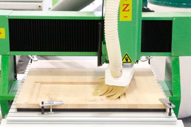 Cnc değirmen makinesi. İşleme ve oyma kurulumu. Cnc marangozluk makinesi. Parçaların yüzeylerinin yüksek kalitede işlenmesi ve oyulması için makine.