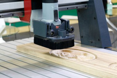Cnc değirmen makinesi. İşleme ve oyma kurulumu. Cnc marangozluk makinesi. Parçaların yüzeylerinin yüksek kalitede işlenmesi ve oyulması için makine.