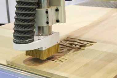 Cnc değirmen makinesi. İşleme ve oyma kurulumu. Cnc marangozluk makinesi. Parçaların yüzeylerinin yüksek kalitede işlenmesi ve oyulması için makine.